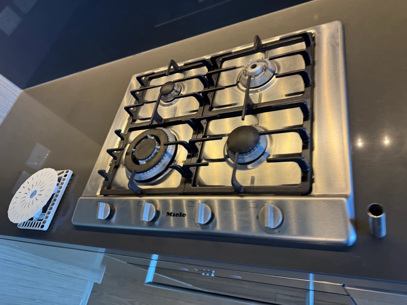 Cooktop detail clean example - Prestige Bond Cleaning Archerfield